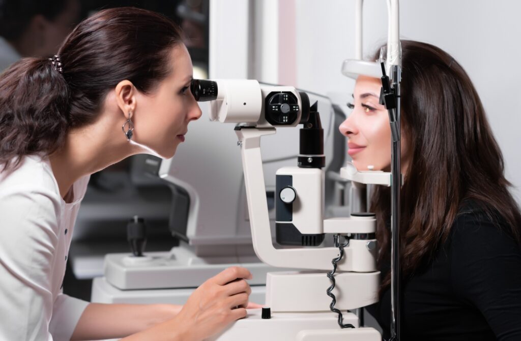 An eye doctor evaluating a patient's dryness during a dry eye consultation.